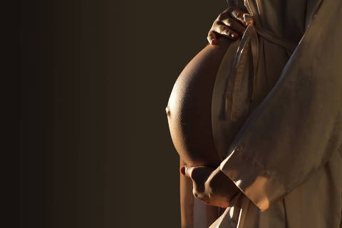 Beautifil Silhouette of a pregnant woman with highlight on belly
( Foto:  Space_Cat / adobe stock )