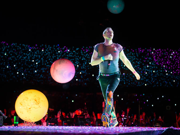 O vocalista do Coldplay, Chris Martin, durante primeira apresentação da turnê 'Music of the Spheres', no estádio do Morumbi, zona sul de São Paulo