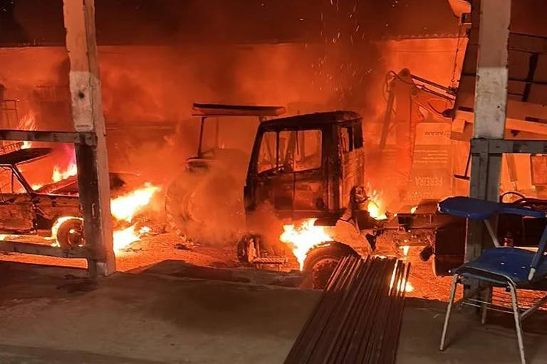 Criminosos atearam fogo na sede da Secretaria de Obras de Acari, cidade a 217 km de Natal, como parte dos ataques de organizações criminosas no Rio Grande do Norte