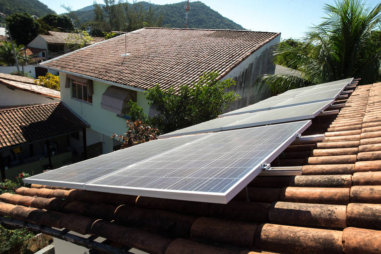 Painel solar em cima do telhado de uma casa.