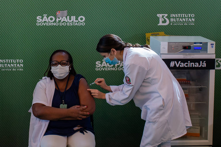 Monica Calazans, enfermeira da UTI do Instituto Emílio Ribas, de São Paulo, foi a primeira pessoa vacinada contra a Covid no país. No dia 17 de janeiro de 2021, minutos após a Anvisa liberar o uso emergencial da vacina Coronavac