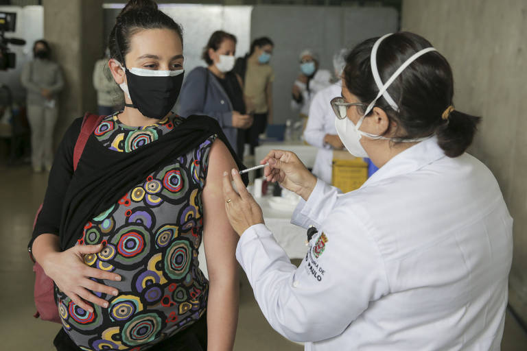 A cidade de São Paulo começou a imunizar as gestantes e puérperas (que deram à luz há menos de 45 dias) acima de 18 anos contra a Covid-19 no dia 7 de junho de 2021. Três dias depois, a imunização desse grupo foi estendida para todo o estado de São Paulo