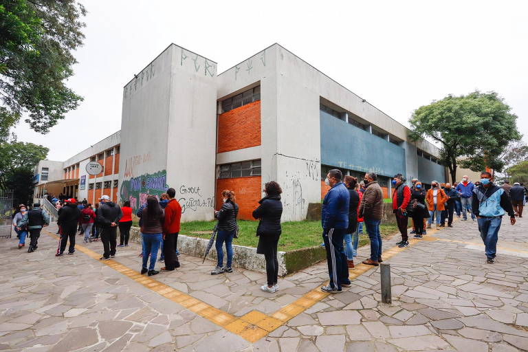 Público acima dos 50 anos faz fila em posto de saúde de Porto Alegre (RS) para ser imunizado. No dia 23 de fevereiro de 2021, a Anvisa aprovou o registro definitivo do imunizante da Pfizer para uso em toda a população a partir dos 16 anos; até então, seu uso era emergencial, assim como a Coronavac e a AstraZeneca