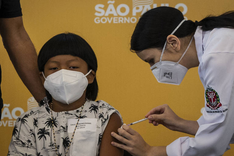 A primeira criança vacinada contra a Covid foi o indígena Davi Seremramiwe Xavante, 8, no dia 14 de janeiro de 2022, no Hospital das Clínicas, em São Paulo