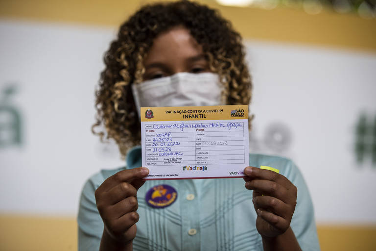 Em 20 de janeiro, a Anvisa aprovou por unanimidade o uso emergencial da vacina Coronavac também em crianças e adolescentes de 6 a 17 anos