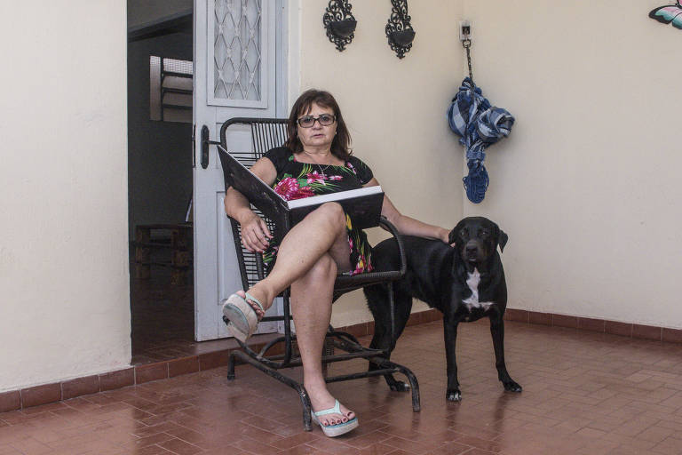 Maria José da Costa, mãe da brasileira Raynéia, morta da Nicarágua, em sua antiga casa em Garanhus, no estado de Pernambuco, com sua cadela Ariel