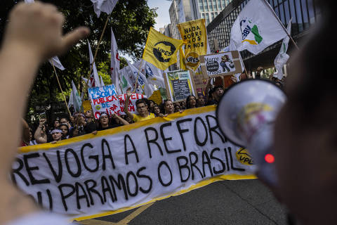 SÃO PAULO, SP, 15.03.2023 - Estudantes protestam contra o novo ensino médio na avenida Paulista, em São Paulo. (Foto: Bruno Santos/Folhapress)