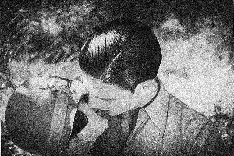 Homem e mulher se beijando em preto e branco