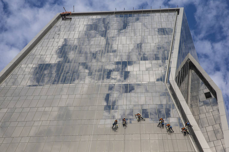 No Brasil, o banco atua em serviços como gerenciamento de riqueza e patrimônio, IPO (oferta inicial de ações) e fusões e aquisições de empresas