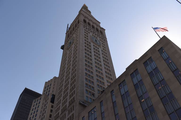 Em 1870, abriu um escritório em Nova York. Nas décadas seguintes, faria vários negócios de peso no setor bancário dos EUA, como a aquisição do banco First Boston