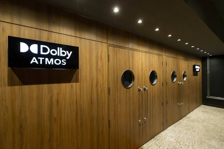 Logo do Dolby Atmos em uma sala de cinema 