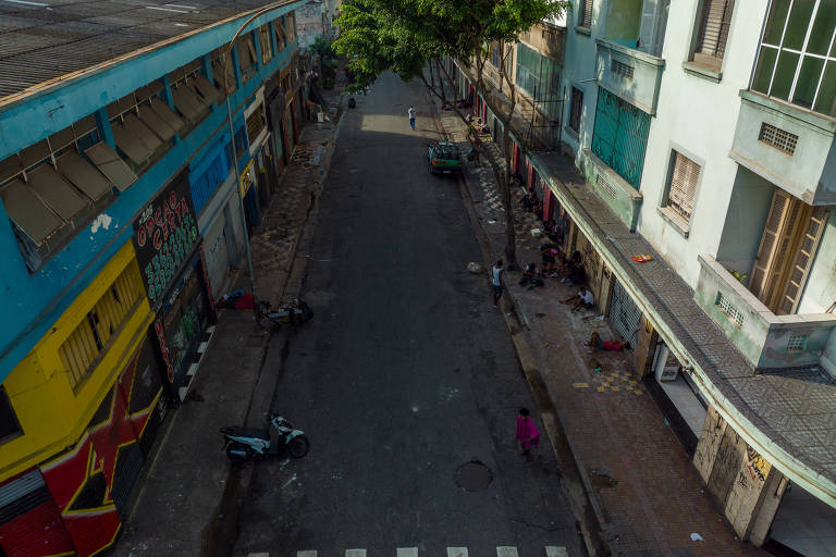 6h às 12h - Rua Guaianases vazia no período da manhã enquanto usuários de drogas ocupam a rua dos Gusmões