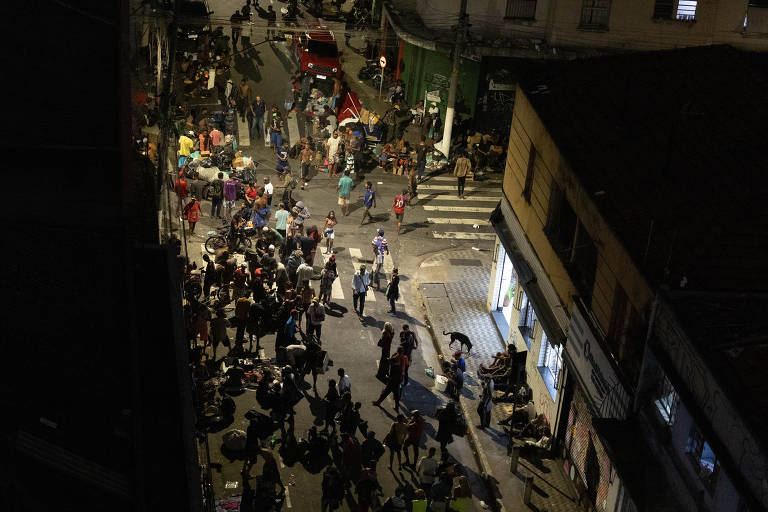 Concentração de usuários na cracolândia na rua dos Gusmões, no centro de São Paulo