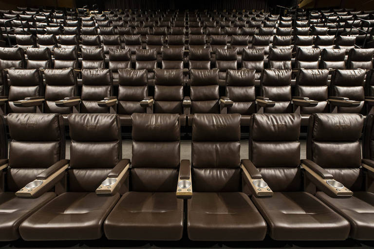 Poltronas em coro de uma sala de cinema