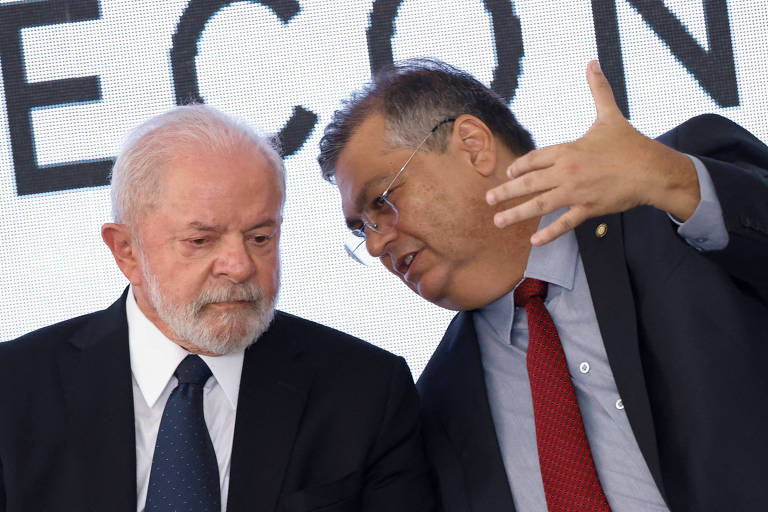 O presidente Luiz Inácio Lula da Silva (PT) conversa com o ministro da Justiça e Segurança Pública, Flávio Dino (PSB), durante evento de lançamento do Pronasci (Programa Nacional de Segurança Pública com Cidadania)