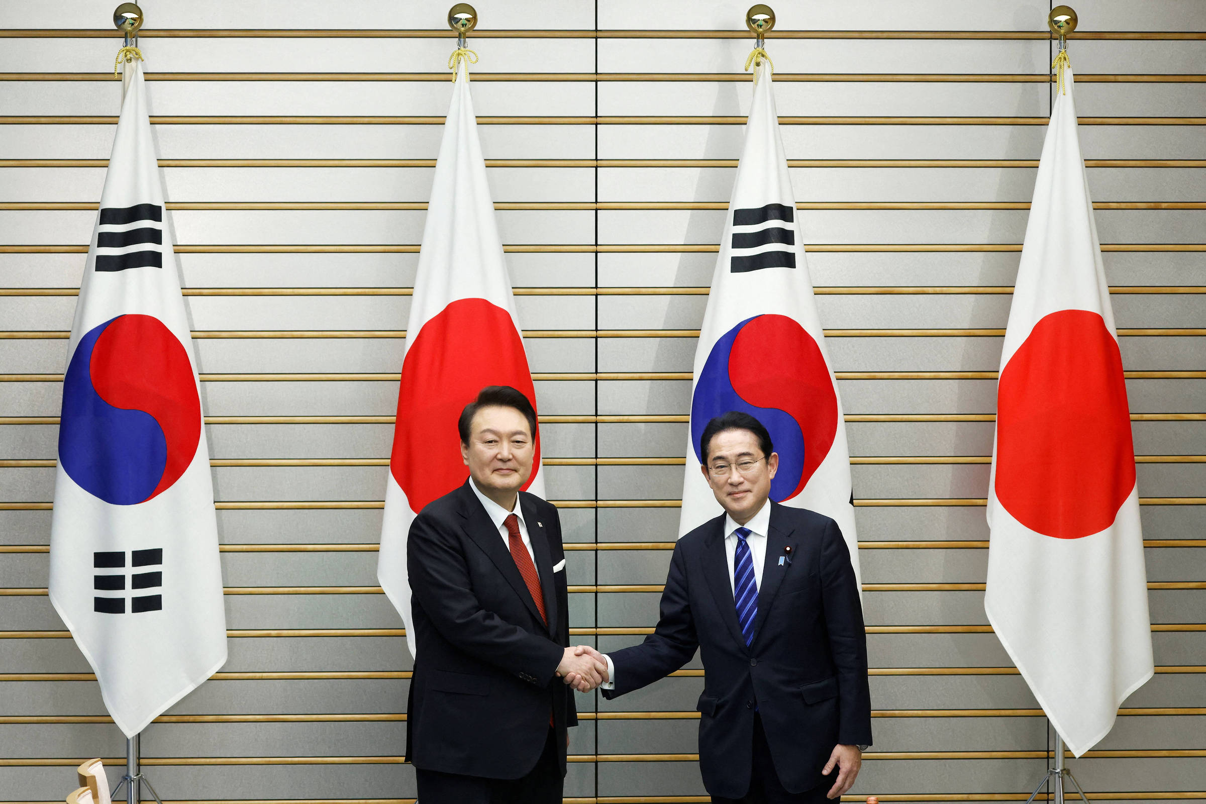 Japão e Coreia do Sul prometem superar rusgas históricas Mundo Folha