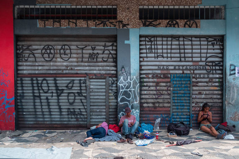 Aglomeração de usuários de drogas em rua na Santa Ifigênia