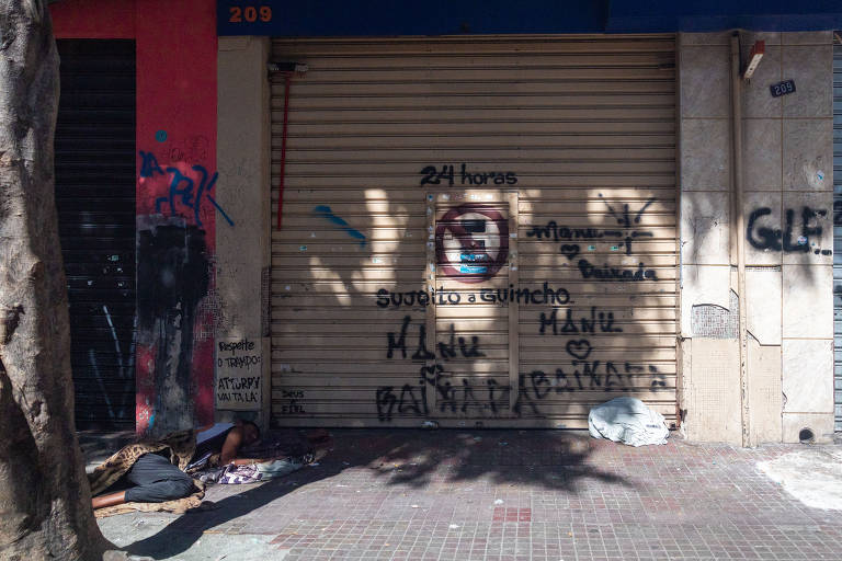 Aglomeração de usuários fecha ruas no centro e impede a passagem de veículos