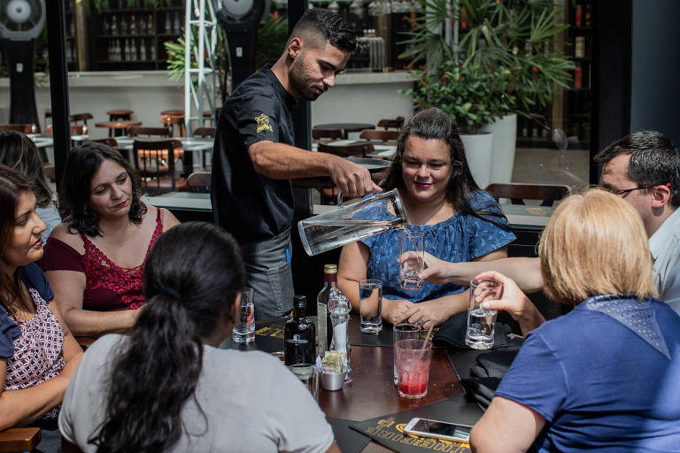 Restaurante The Fire participa de ação para anunciar início das atividades da Sabesp em Guarulhos, com água filtrada é oferecida gratuitamente aos clientes