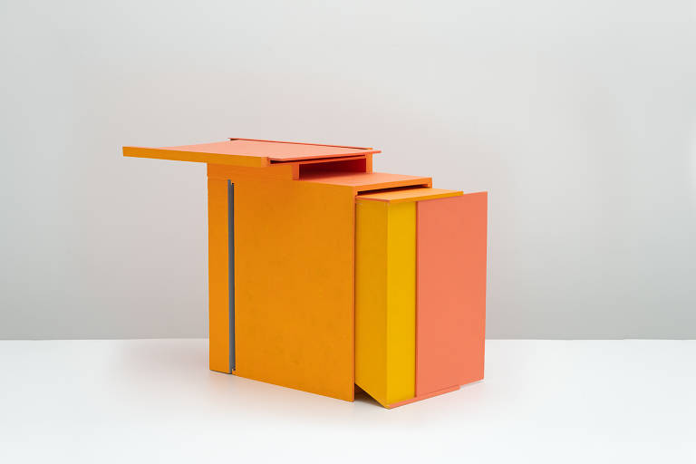 Obra de arte composta por caixas nas cores laranja, amarelo e rosa, posicionadas como se estivessem uma saindo de dentro da outra