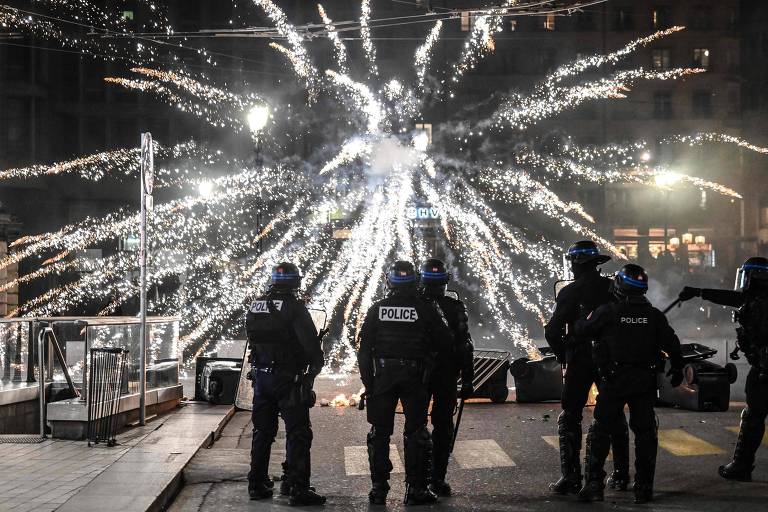 Os franceses, entretanto, rejeitam a proposta, e inflamam os protestos de rua na capital Paris, que sofre com os efeitos da greve de garis, e em outras cidades