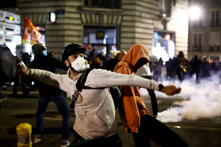 Manifestações massivas e greves em diferentes categorias ocorreram na França desde que o então projeto foi anunciado, no início de janeiro de 2023