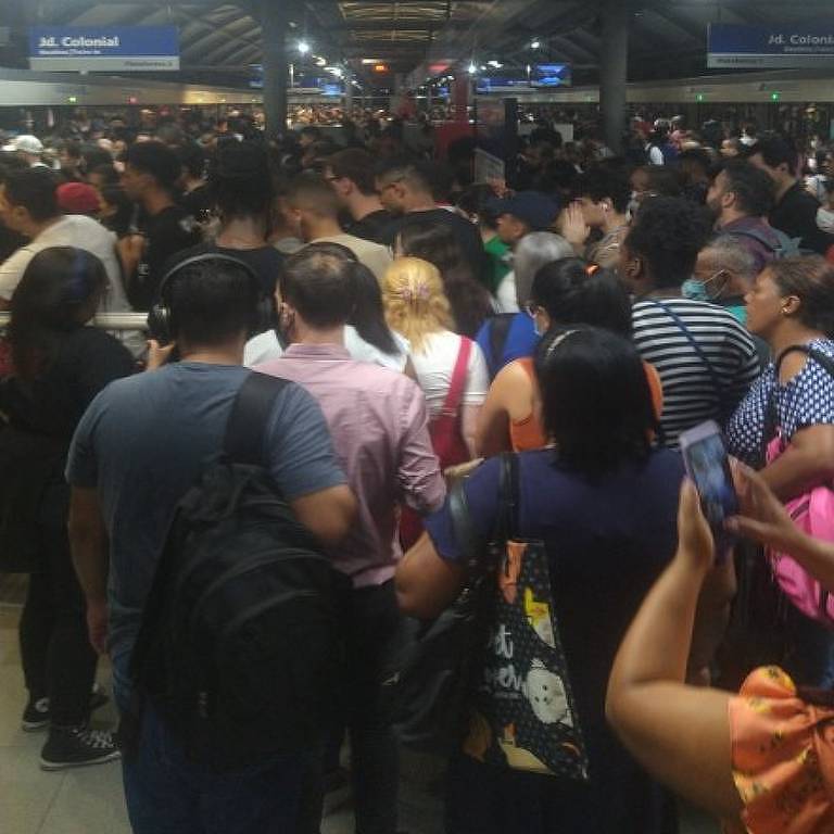 Usuários se amontoam na estação Jardim Colonial, final da linha 15-prata do monotrilho de São Paulo, na tarde desta quinta-feira (16)