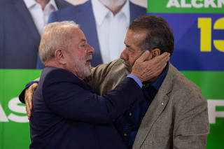 Lula se encontra com Carlos Lupi, presidente do PDT