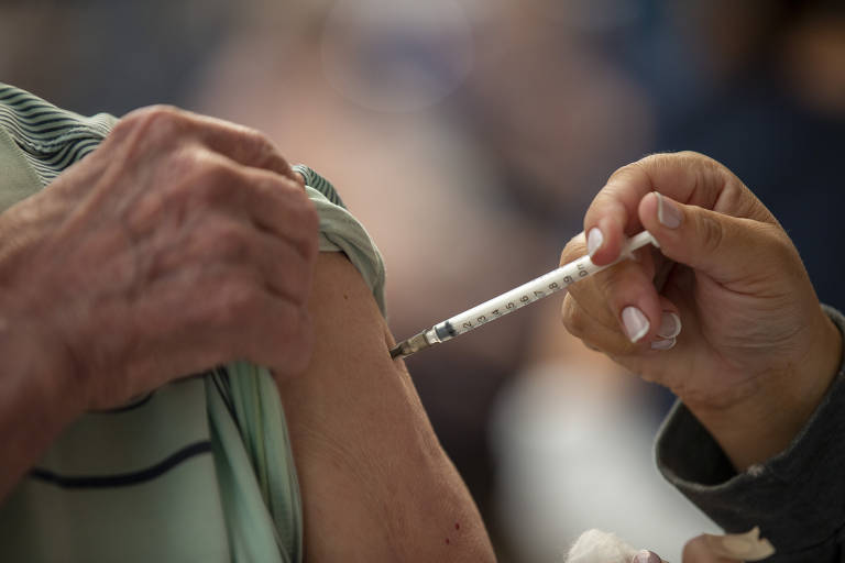 Vacinação de idosos com a quarta dose da vacina contra a Covid, em São Paulo. Deputados e senadores pediram a abertura de investigação sobre o descarte de vacinas contra a Covid-19, medicamentos para doenças raras, entre outros insumos do Ministério da Saúde