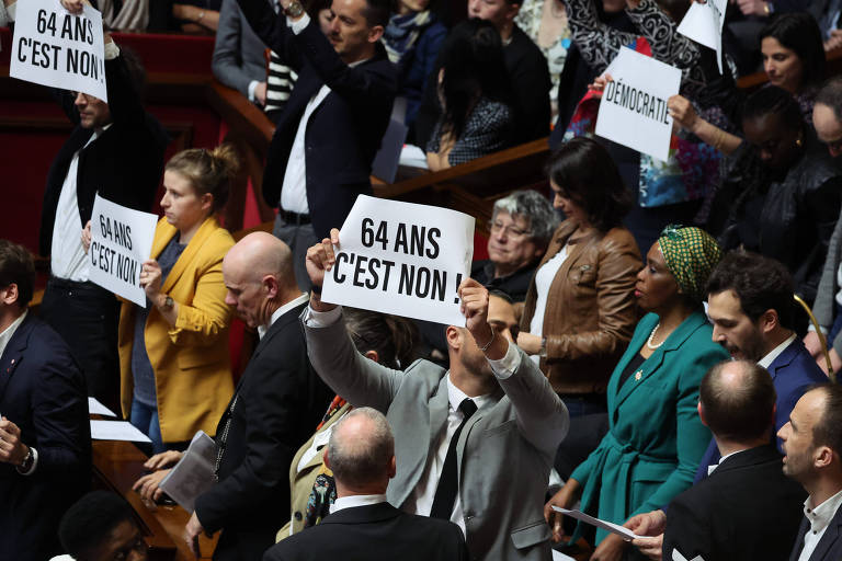 Parlamentares franceses protestam no Congresso contra manobra de Macon para mudar Previdência da França