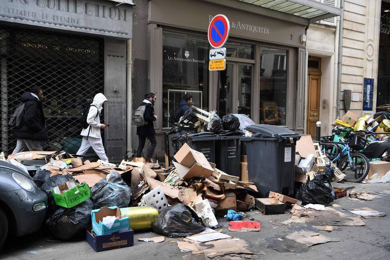 Lixo se acumula nas ruas do 9º distrito de Paris em meio a greve de garis contra mudanças na Previdência francesa