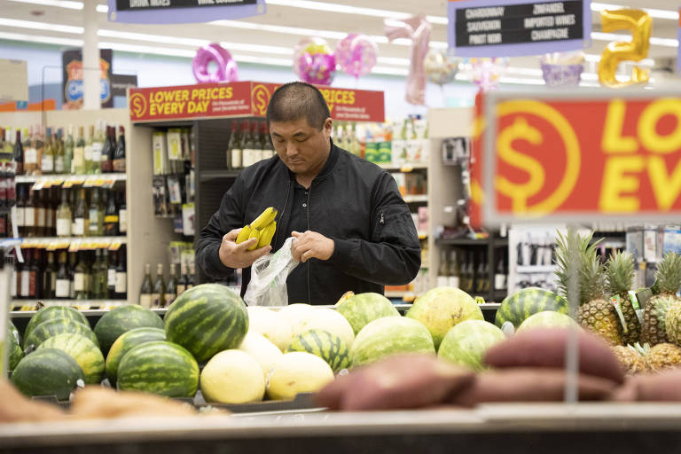 Homem faz compras em supermercado na California, nos Estados Unidos 