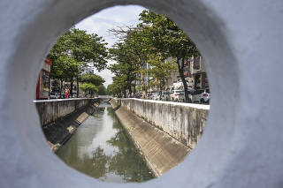 Canal 2 na avenida Bernardino de Campos, em Santos