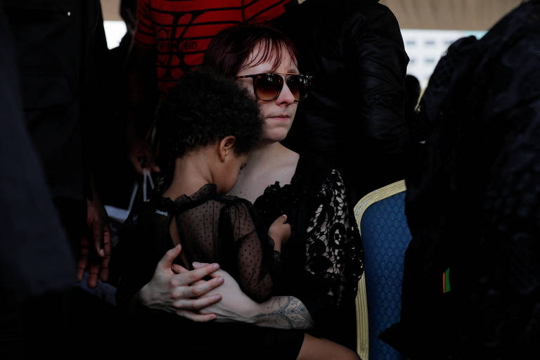 Marie-Claire Rupio, esposa do jogador de futebol ganês Christian Atsu Twasam, chora durante o funeral do atleta em Accra, Gana. Atsu, ex-Chelsea e Málaga, foi encontrado morto após terremoto na Turquia em fevereiro