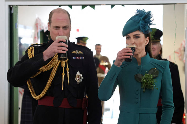 Kate Middleton e o príncipe William provam canecas de cerveja Guinness depois de parada do dia de São Patrício, ou Saint Patrick's Day em inglês, m Aldershot, a sudoeste de Londres