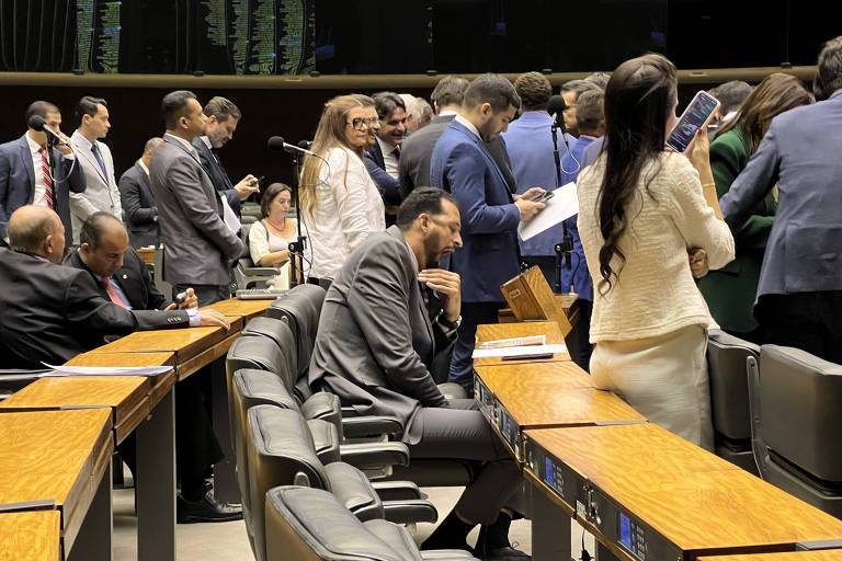 Maurício do Vôlei boceja enquanto lê papel durante votação no plenário da Câmara dos Deputados