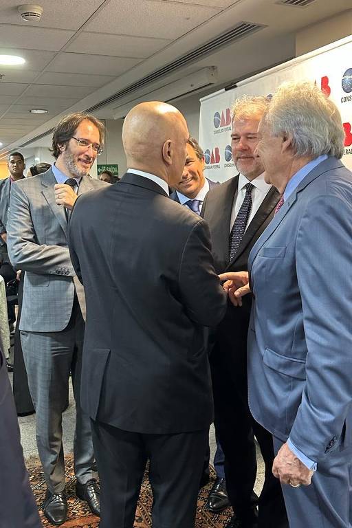 O advogado Pierpaolo Bottini numa roda em que estão também os ministros do STF Alexandre de Moraes (de costas), Dias Toffoli e Ricardo Lewandowski e o advogado Heleno Torres