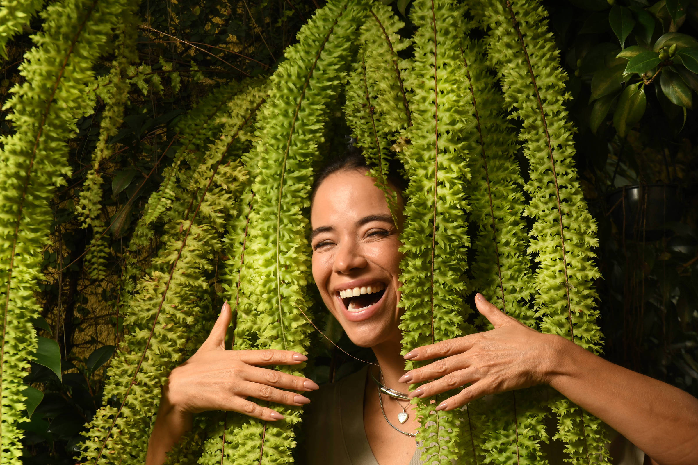 Bom humor em qualquer clima. amigas vão lá para cima. tendências