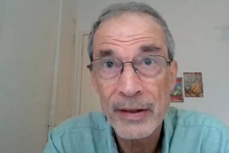 O professor Osvaldo Pessoa Jr., formado em filosofia e física e trabalha na USP, usa óculos e uma camisa azul