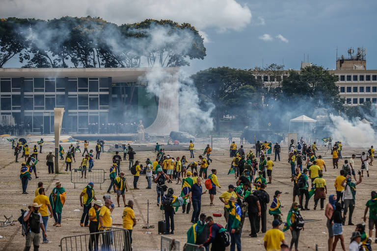 No primeiro domingo após a posse de Lula, apoiadores golpistas de Bolsonaro invadem a praça dos Três Poderes e depredam os prédios do Planalto, do STF e do Congresso; nos EUA, o ex-presidente Jair Bolsonaro diz que depredações "fogem à regra" da democracia e, semanas depois, critica as prisões realizadas na ocasião