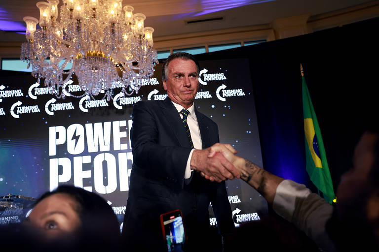 A permanência de Jair Bolsonaro nos EUA nos primeiros meses do ano gerou irritação de antigos apoiadores; sua volta foi cogitada em vários momentos, até o senador Flávio Bolsonaro (PL) já anunciou data de retorno, mas recuou minutos depois