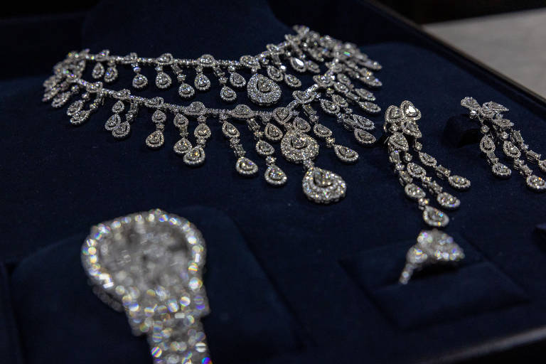 A revelação do escândalo das joias milionárias enviadas pela Arábia Saudita a Bolsonaro (parte retida pela Receita Federal no aeroporto de Guarulhos em 2021 e parte incorporada ao acervo pessoal dele) agravou a situação política do ex-presidente, cobrado a dar explicações sobre supostas ilegalidades e a devolver os bens  