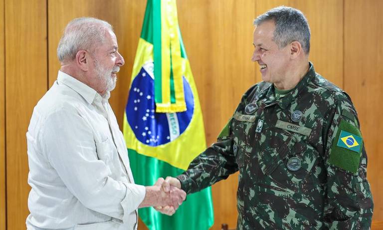 Lula, de camisa branca, cumprimenta o comandante do Exército, de farda