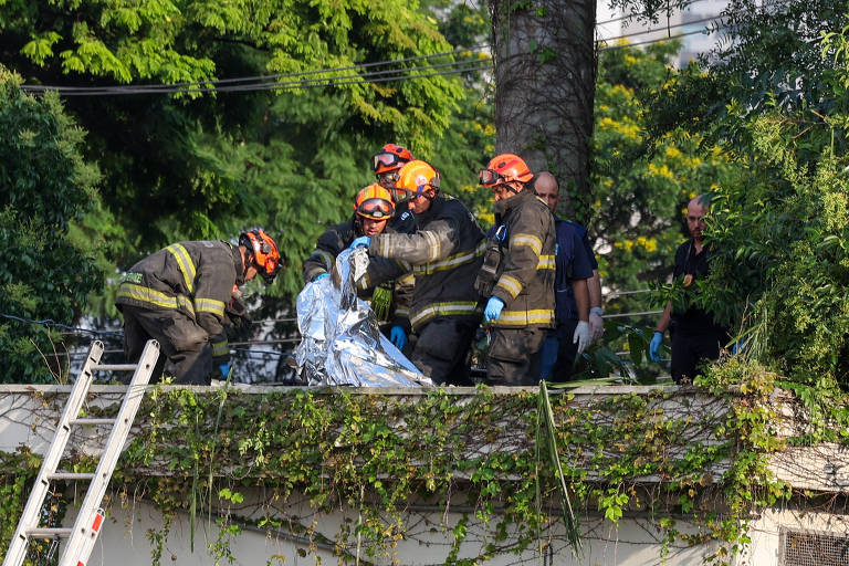 Os corpos das vítimas do acidente de helicóptero foram encontrados em cima da empresa no bairro da Barra Funda, zona oeste de São Paulo
