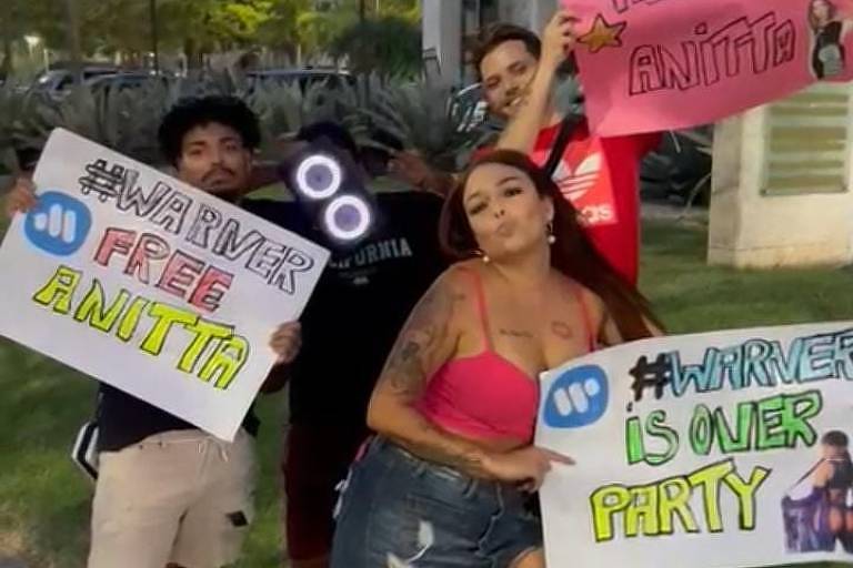 Monique Souza e fãs em protesto a favor de Anitta