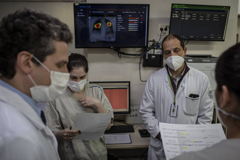 Médicos trabalhando no hospital Estadual da Vila Alpina