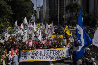 Estudantes protestam contra o novo ensino médio na avenida Paulista, em São Paulo