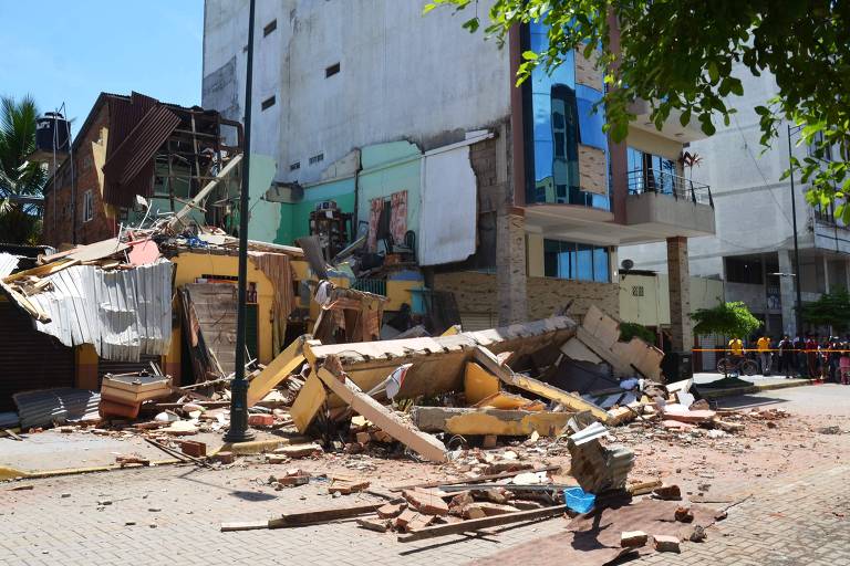 Foto mostra construções destruídas após terremoto atingir a cidade de Machala, no Equador