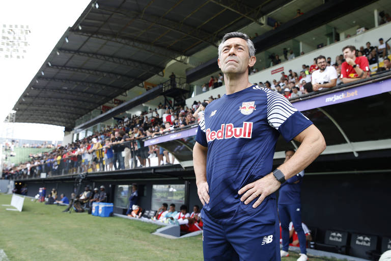 Pedro Caixinha como técnico do Red Bull Bragantino antes da partida contra o Corinthians