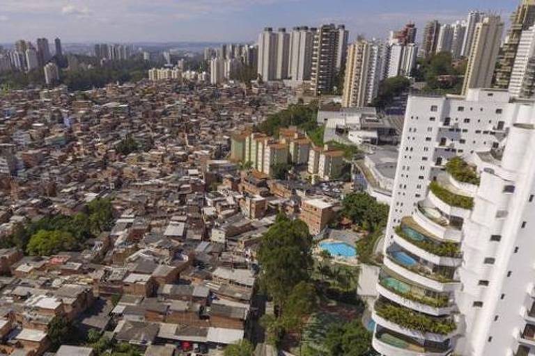 Imagem aérea de contraste entre prédio em área nobre e favela